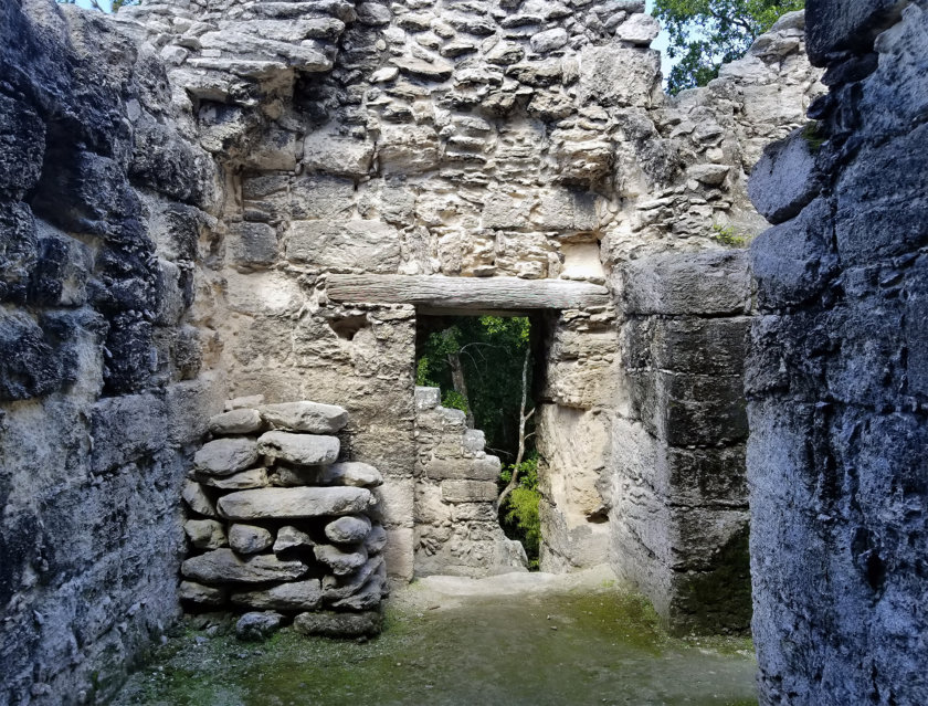 pequeña acrópolis calakmul