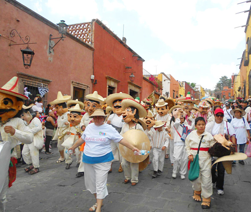 desfile de los locos san miguel de allende