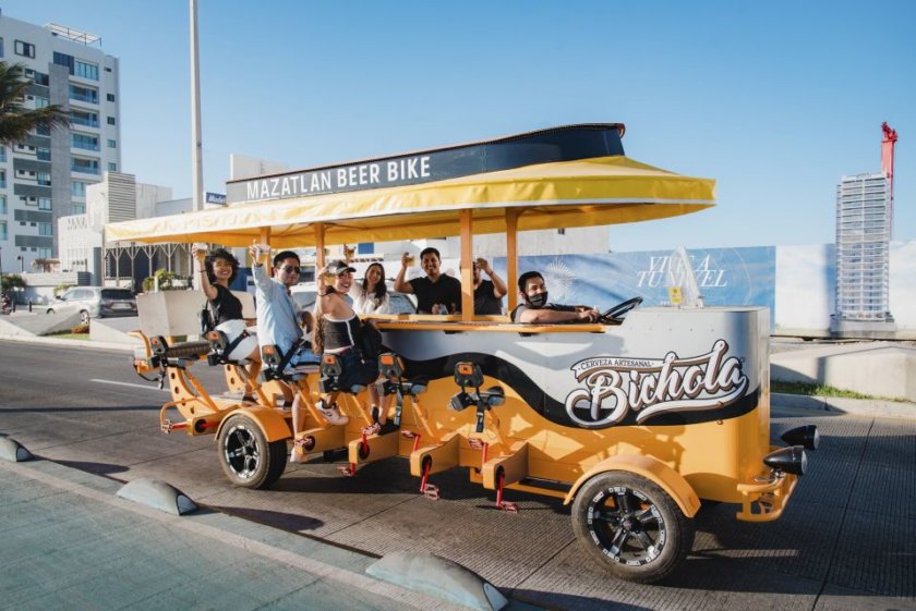 paseo en bicicleta con cerveza mazatlan