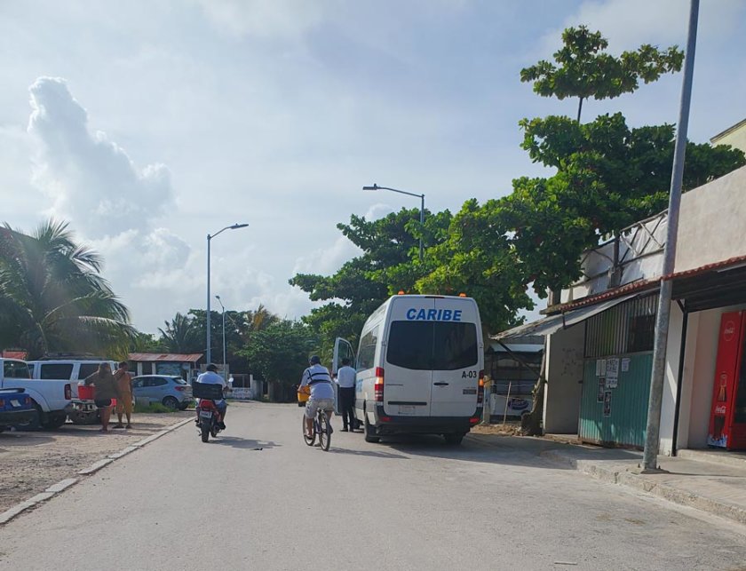 Les vans de l'entreprise Caribe font le trajet entre Mahahual, Chetumal et Bacalar