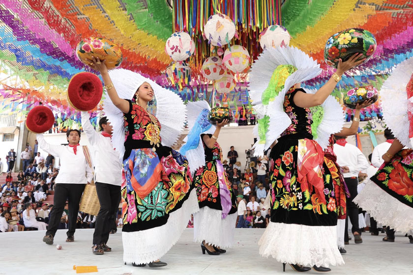 danseurs guelaguetza oaxaca spectacle